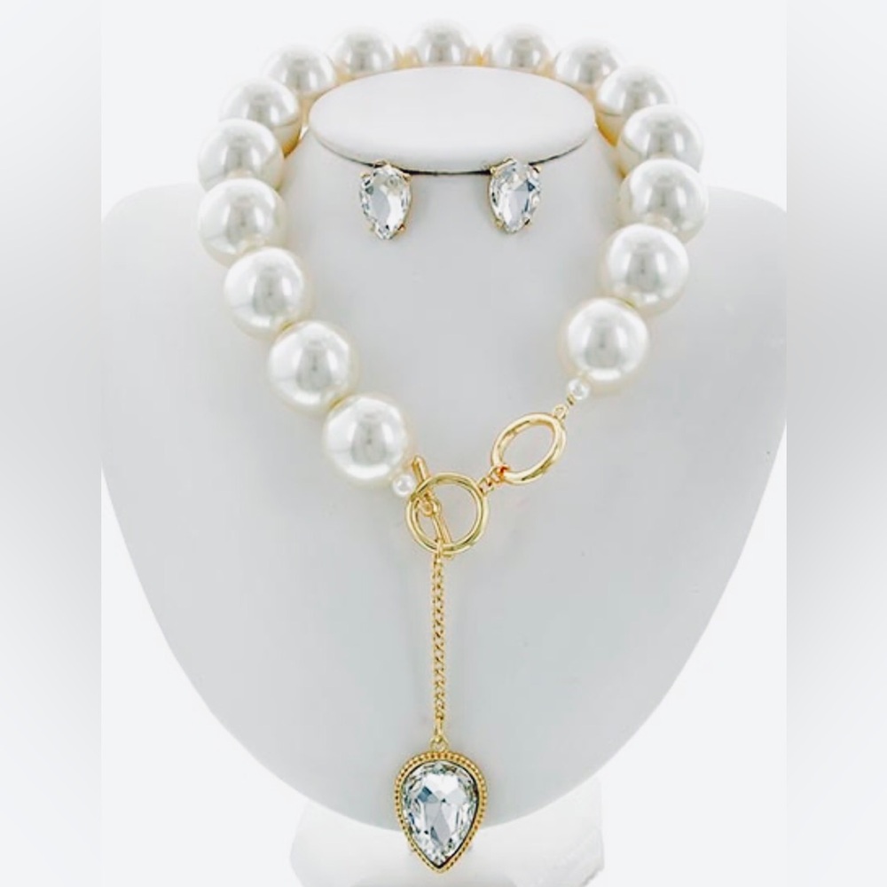 Elegant Pearl and Gold Necklace Set